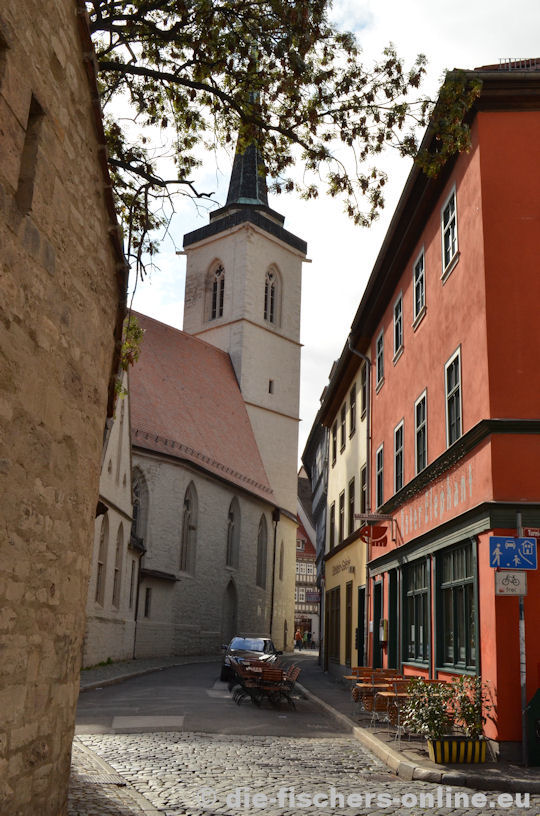 AllerheiligenstraÃŸe
Die Allerheiligenkirche bildet den Ausgangspunkt der AllerheiligenstraÃŸe, rechts die GaststÃ¤tte 'Roter Elephant'.
