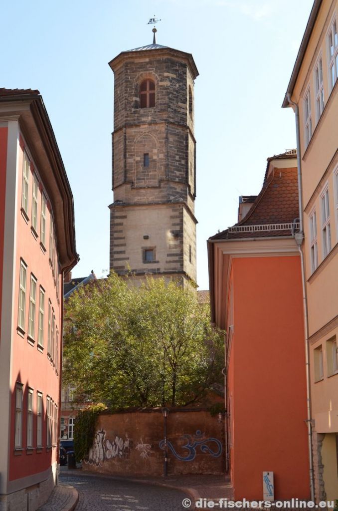 Kleine Arche
Blick auf den Paulskirchturm aus dem Jahre 1465. Die Paulskirche wurde 1736 zum Flammenopfer. Heute beherbergt der Kirchturm die Glocke der Predigerkirche. Im Erdgeschoss befindet sich ein Kindergarten.
