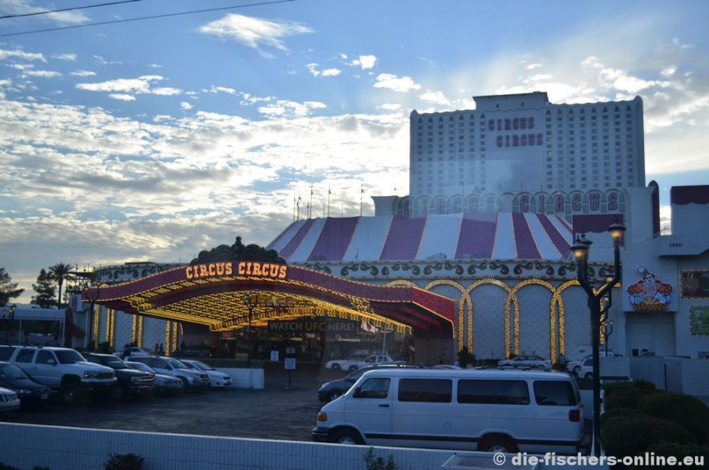 Las Vegas: Haupteingang zum Hotel Circus Circus
Unser Quartier für die nächsten zwei Nächte. Neben Restaurants und Casinos versucht jedes Hotel durch die Shows zu einem bestimmten Thema auf sich aufmerksam zu machen.
