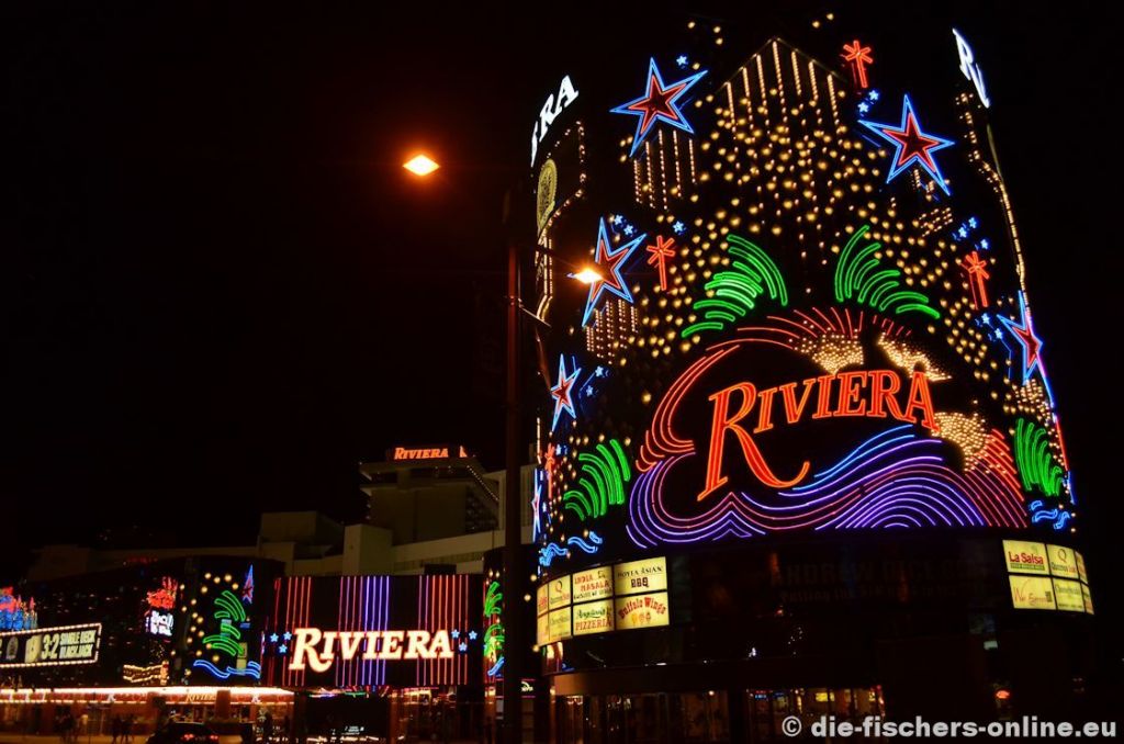Las Vegas: Hotel und Casino Riviera
Das Riviera ist eines der ältesten und wohl auch bekanntesten Hotels seiner Art. Am Abend versucht jedes Hotel mit viel Licht die Besucher anzulocken. Im Gegensatz zu den anderen Hotels steht dieses Hotel unter keinem Motto.
