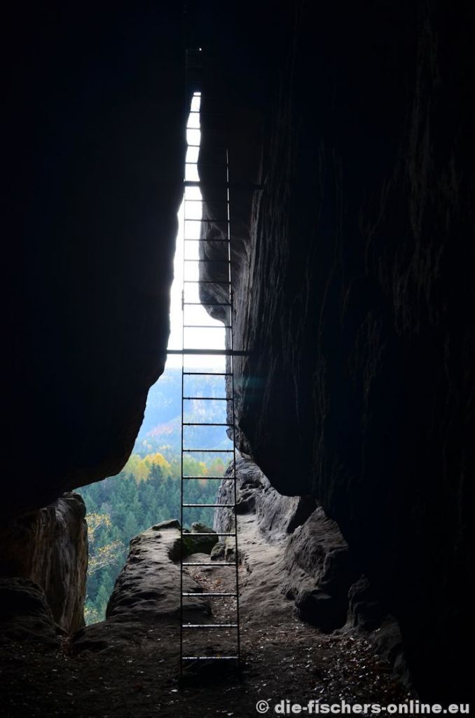 Hintere Raubschloss (Winterstein) - Aufstieg (Klufthöhle)
Dieser Fels diente im Mittelalter als Felsburg - kein Wunder, hat man doch vom Plateau einen guten Überblick. Die freistehende Leiter ist der einzige Weg zum Plateau.
