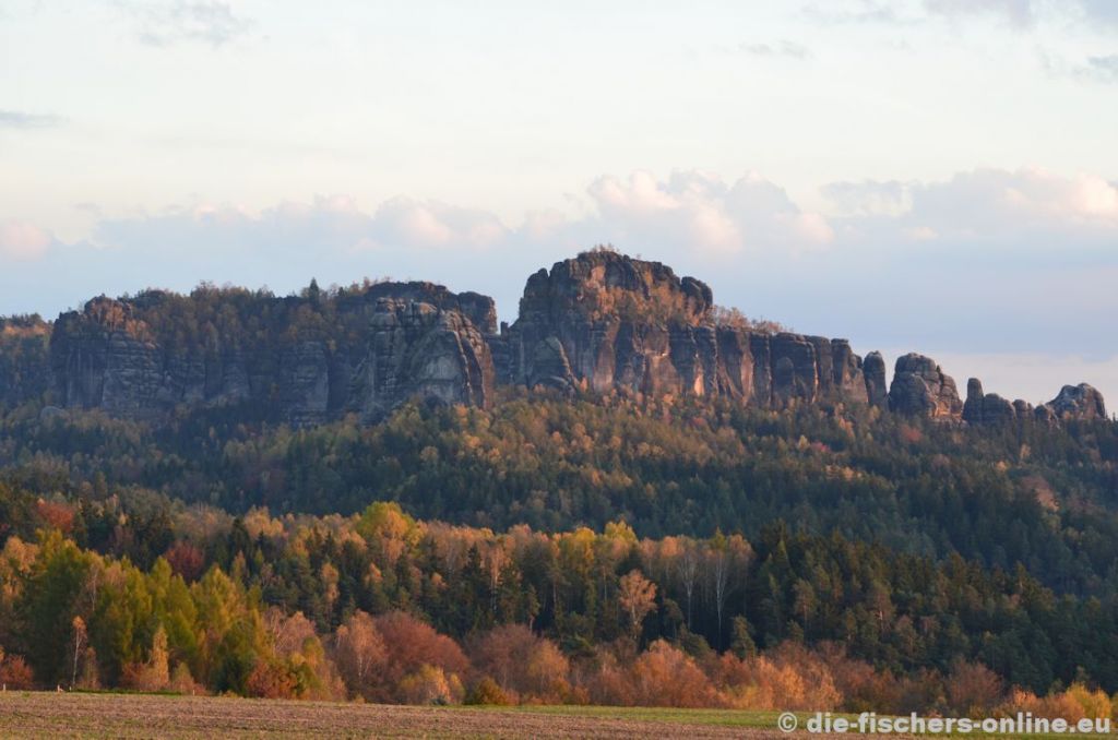 Schrammsteine
Blick auf das Schrammsteingebiet von Altendorf aus. Der hohe Torstein (Bildmitte) ist gut zu erkennen.
