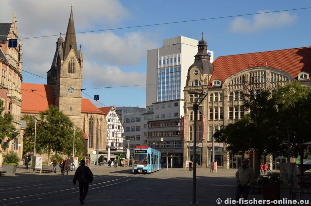 Anger
Links die Kaufmannskirche mit dem Lutherdenkmal, rechts das Kaufhaus Anger 1 (ehemaliges 'Kaufhaus Römischer Kaiser').
