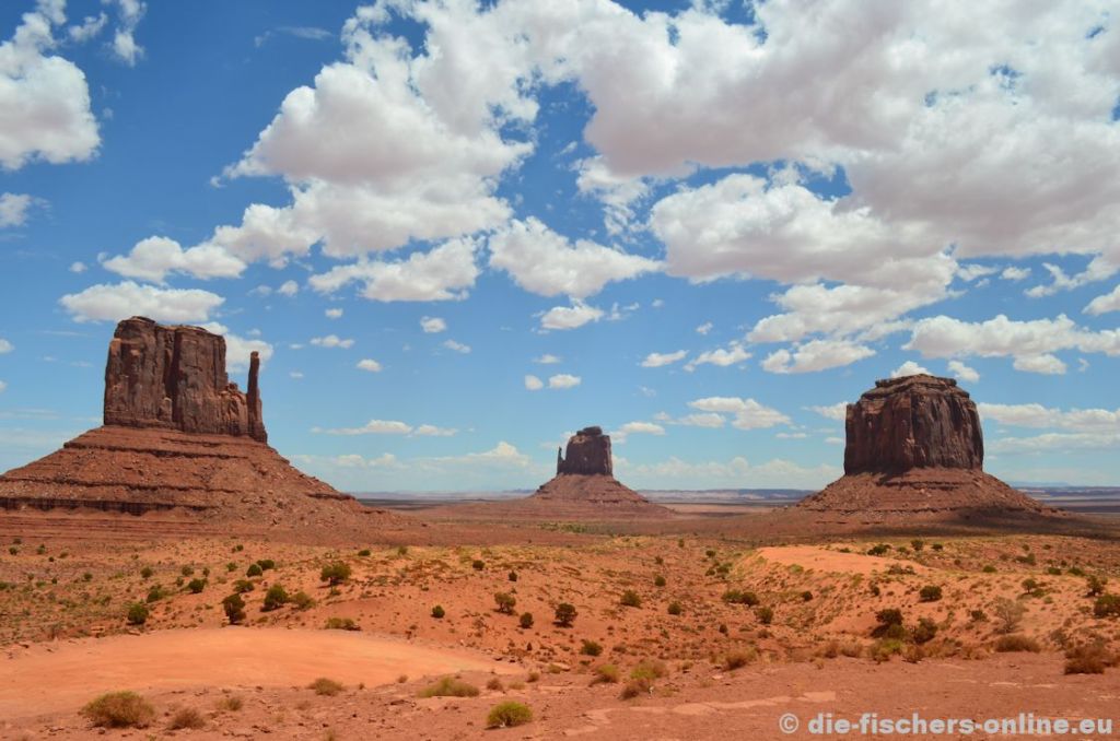 Monument Valley: Bekannte Felsformationen
Unsere nÃ¤chste Station war das Monument Valley, welches aus zahlreichen Westernfilmen bekannt ist. Das Tal liegt im Reservat der Navajo Indianer.
