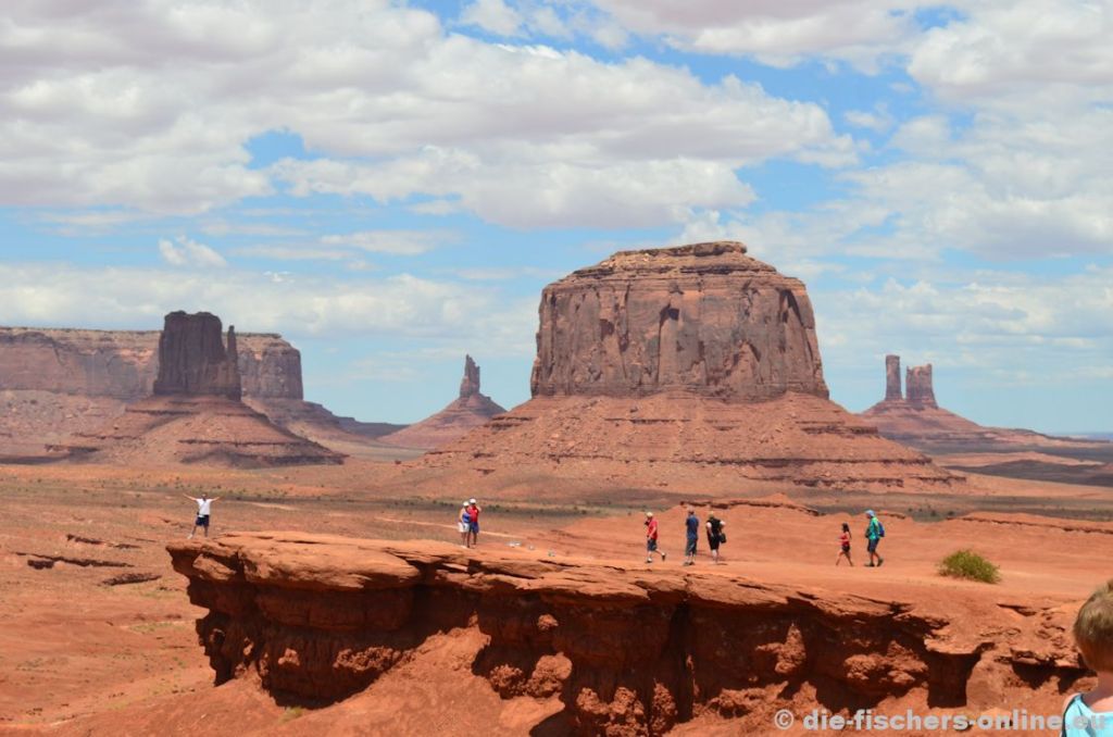 Monument Valley
Die Tafelberge bestehen aus Kalkstein bzw. auch aus Sandstein und sind letztendlich die Überreste des ursprünglichen Plateaus. Wind und Wetter formten die Steine zum heutigen Aussehen. Die Navajo Indianer haben nahezu alle Steine mit Namen versehen.
