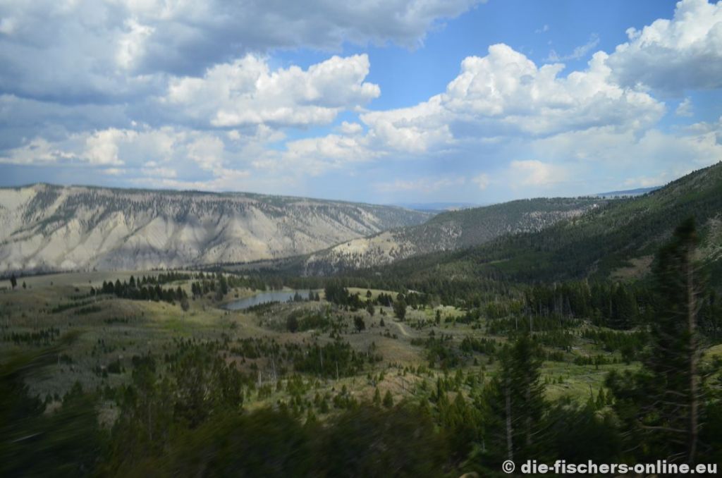Yellowstone Nationalpark
Man mag sich kaum vorstellen, dass große Teile des Parks auf einer riesigen Magmakammer liegen. Die Kammer soll etwa 40 km breit, 60 km lang und in 8 km Tiefe liegen. Nicht ohne Grund sind hier so viele geothermale AktivitÃ¤ten vorzufinden.
