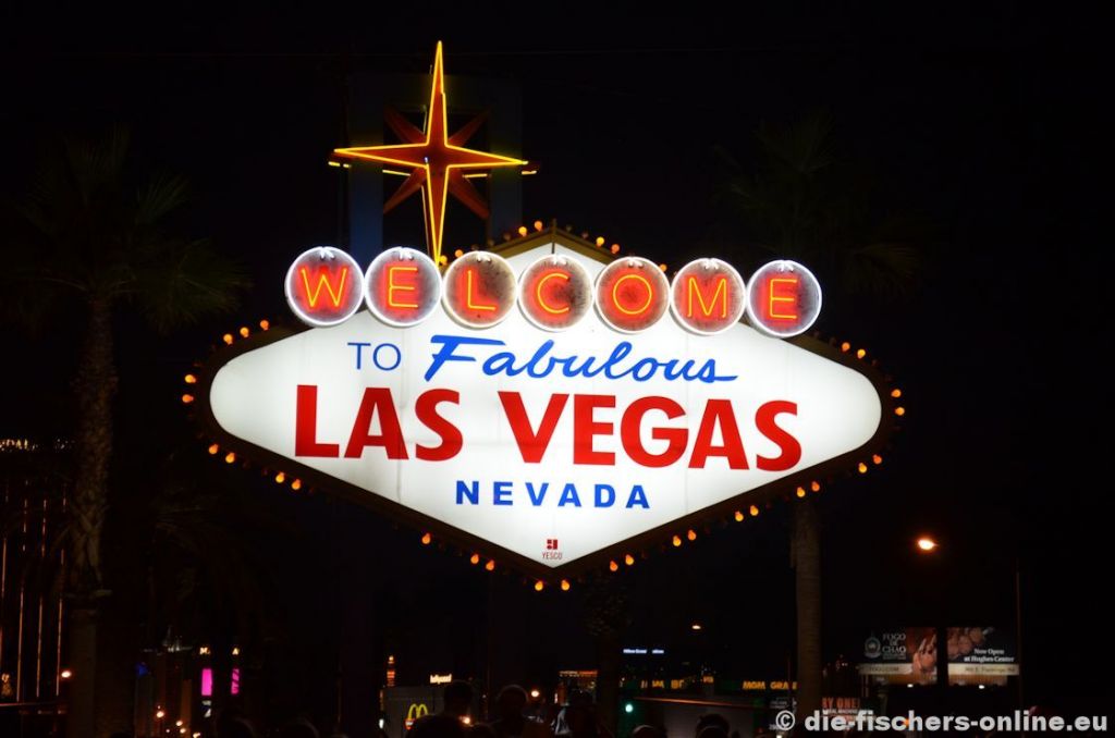 Welcome to Fabulous Las Vegas
Das Wilkommenschild wurde Ende der 50er Jahre aufgestellt und begrüßt noch heute seine Gäste. Las Vegas, auch als Wüstenstadt bezeichnet, liegt in der Wüste Sierra Nevada. Die Versorgung der Stadt mit Wasser  wird unter großen Anstrengungen erreicht
