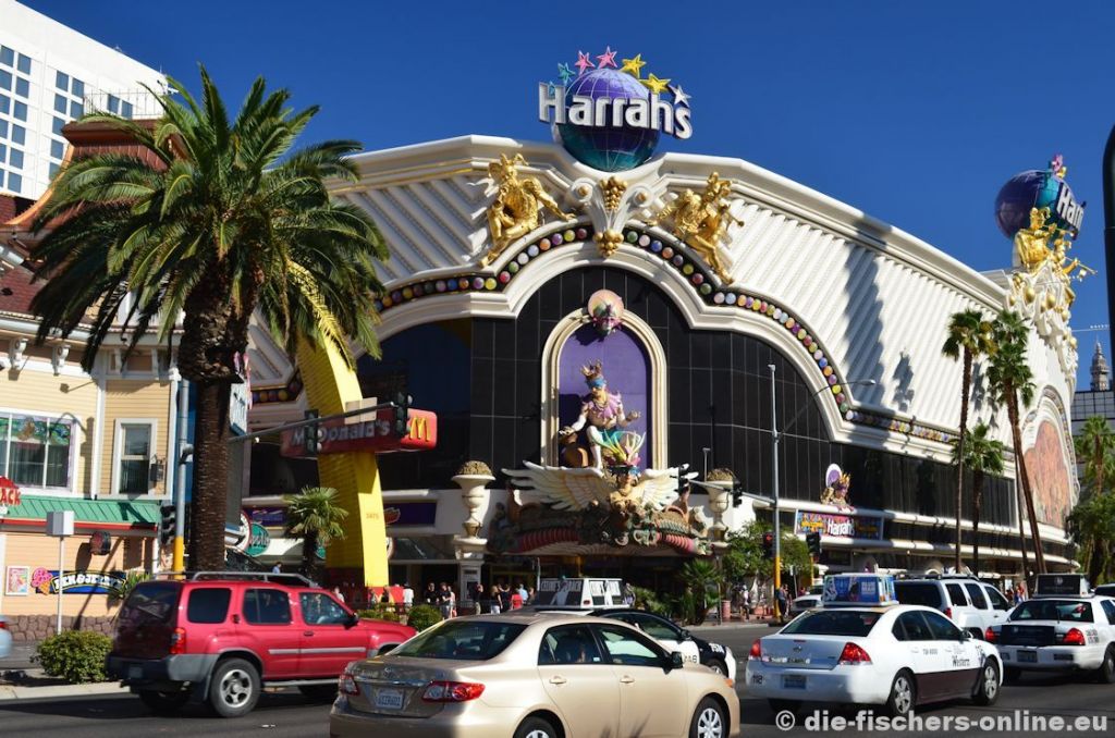 Las Vegas bei Tag (II)
Das Licht fehlt , aber dafür kann man die Gestaltung der Hoteleingänge besser erkennen.
