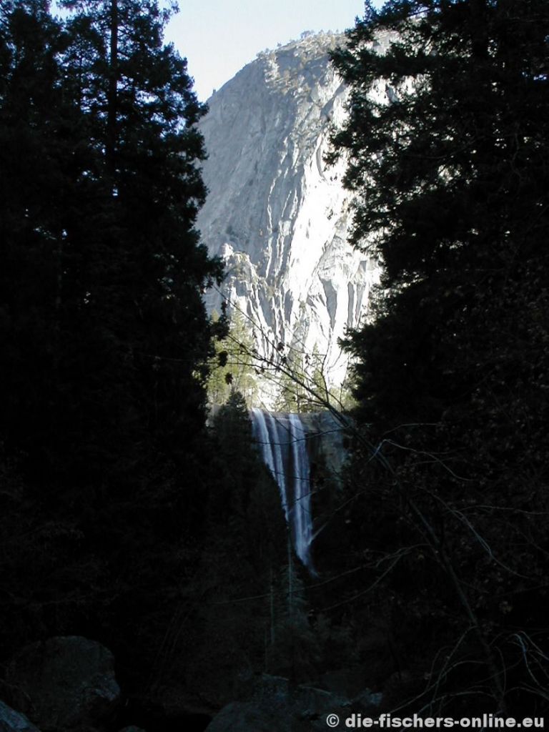 Yosemite: Wanderung zum Vernal Fall
Im Park befinden sich mehrere Wasserfälle, die in Abhängigkeit von der Witterung mal mehr und mal weniger (bis gar kein) Wasser führen.
