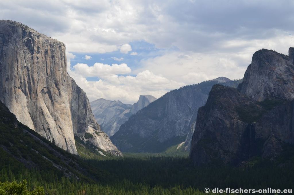Yosemite: Blick vom höher gelegenen Plateau in den Park
