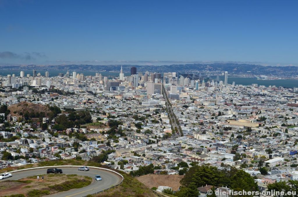 San Francisco: Aussicht von den Twin Peaks
Die Twin Peaks sind zwei Hügel (276 Meter hoch) innerhalb von San Francisco, die einen wunderbaren Blick auf die Stadt gestatten.

