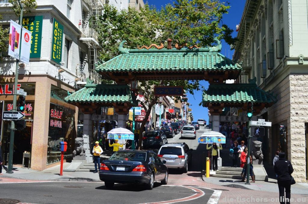 San Francisco: Eingang zu China Town
In San Francisco leben Menschen aus den unterschiedlichsten Nationen. Jede dieser Nationen leben in eigenen Vierteln.
