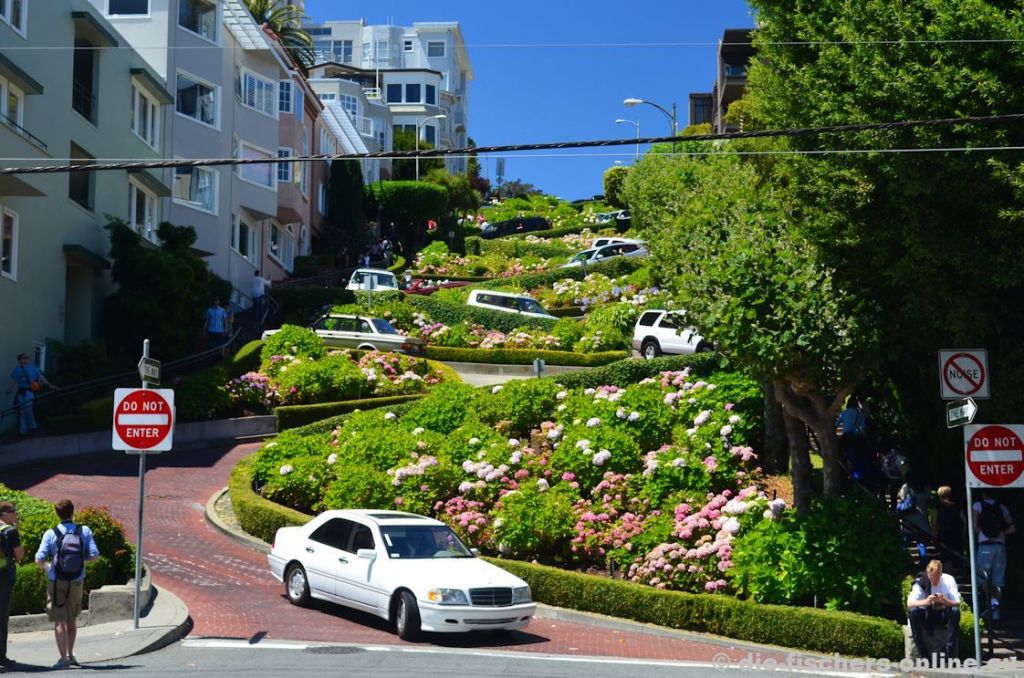 San Francisco: Lombard Street
Wer kennt sie nicht, die Lombard Street! Um das Gefälle zu minimieren, wurde die Straße serpentinenförmig angelegt. Heute ist dieser teil der Lombard Street eine der kurvenreichsten Straßen von San Francisco - und auch eine der befahrendsten!
